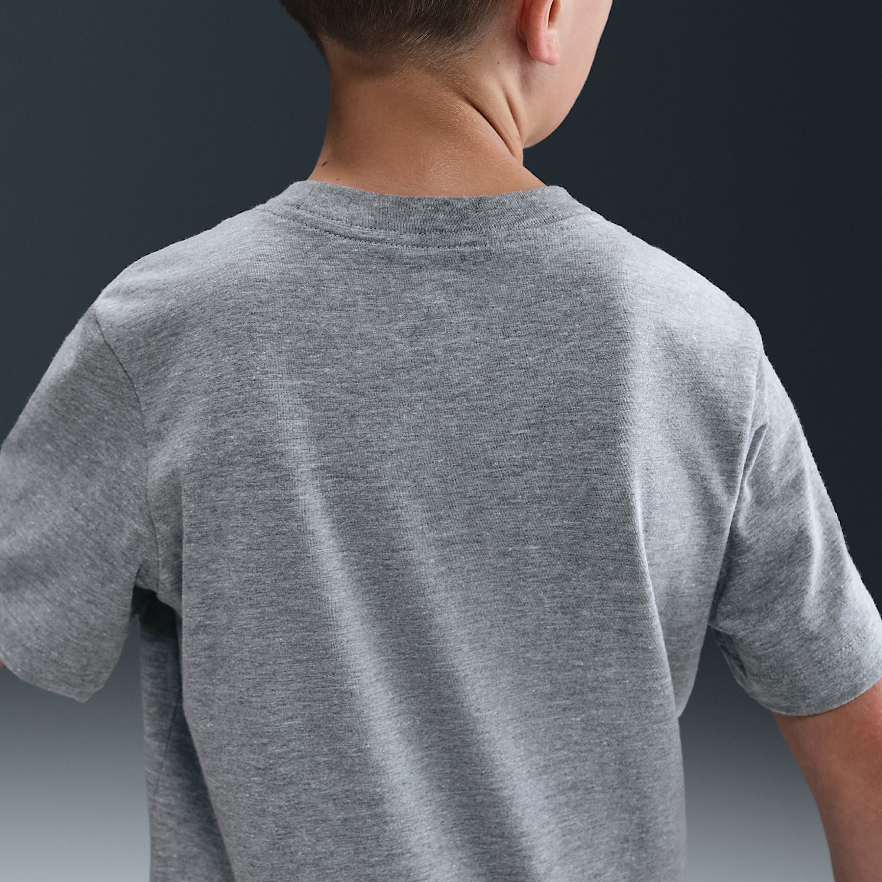 Playera para niños talla grande Nike Cheer – Gris oscuro jaspeado – vista 2