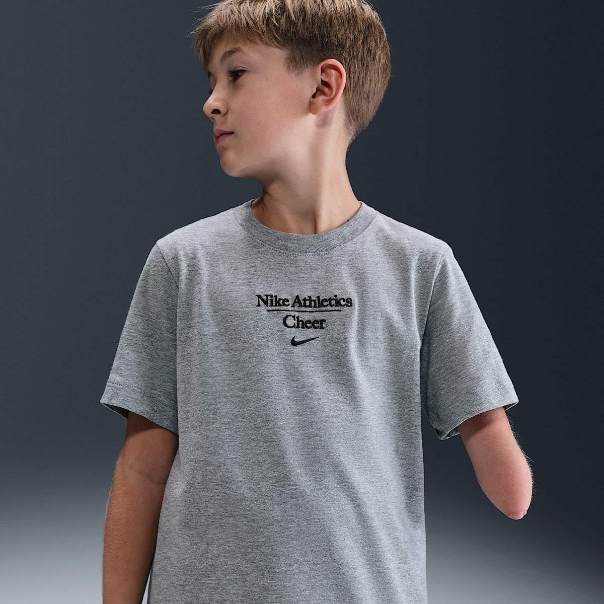 Playera para niños talla grande Nike Cheer – Gris oscuro jaspeado – vista 1