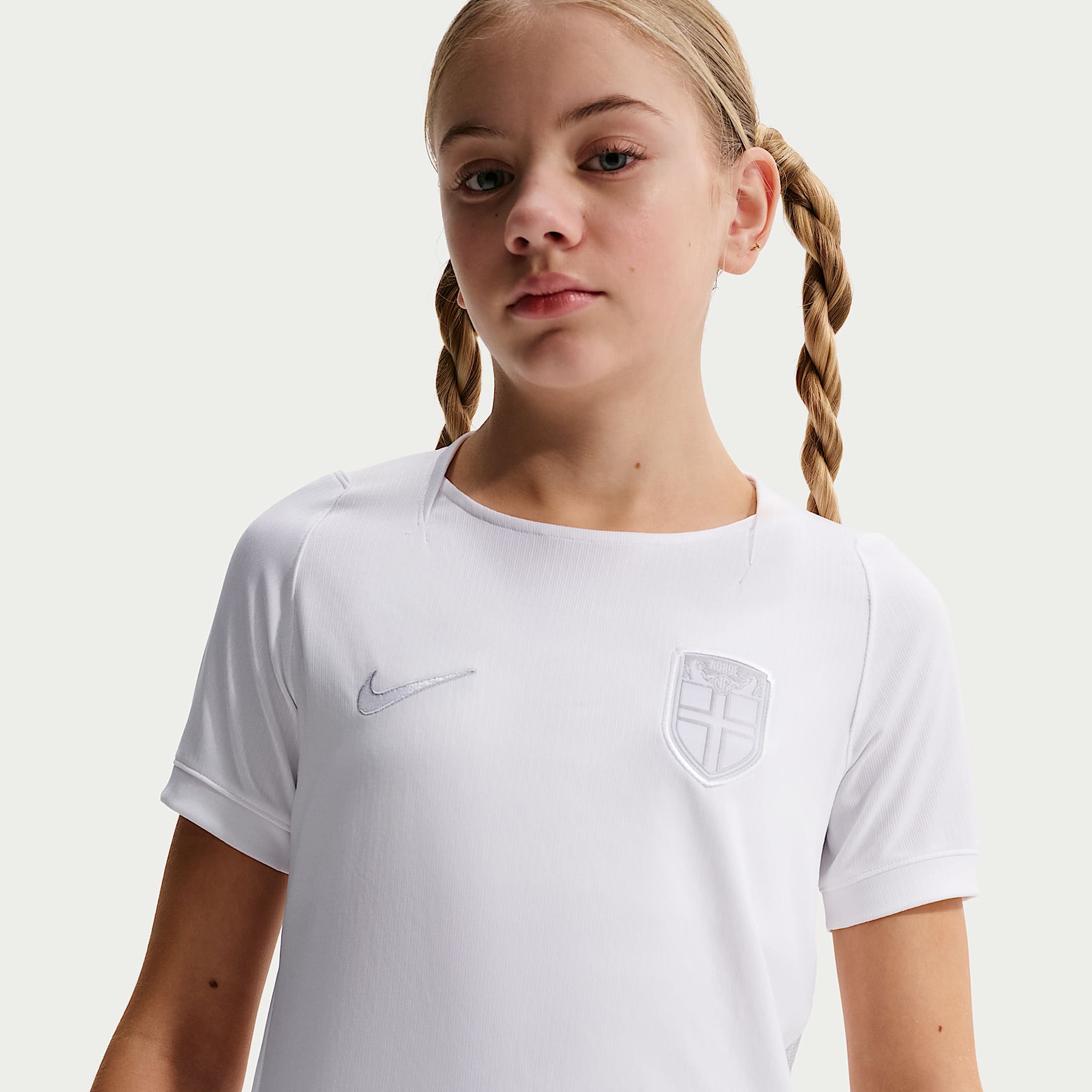 Jersey de futbol Nike Dri-FIT Replica de Noruega alternativo 2026 Stadium para niños talla grande – Blanco/Platino puro/Blanco – vista 2