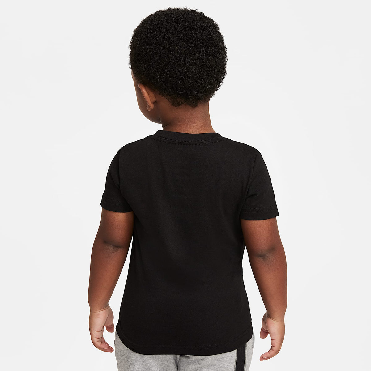 Playera Futura bordada para infantil Nike Sportswear – Negro – vista 2
