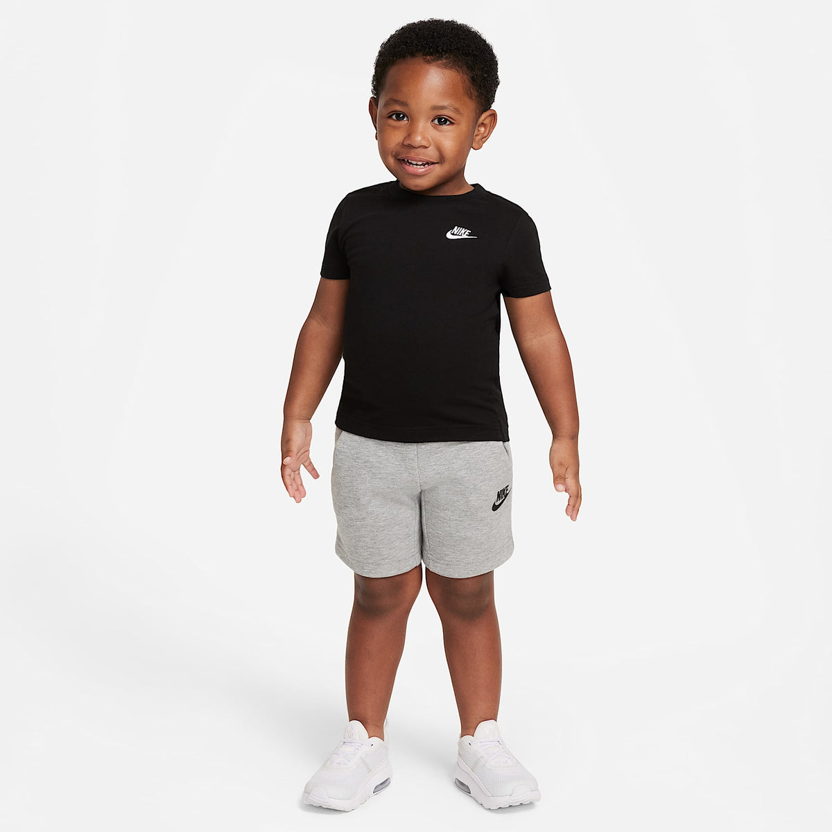 Playera Futura bordada para infantil Nike Sportswear – Negro – vista 4