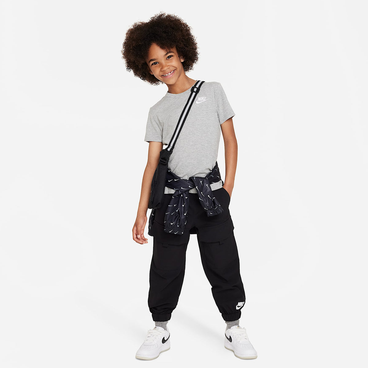 Playera bordada Futura para niños talla pequeña Nike Sportswear – Gris oscuro jaspeado – vista 4