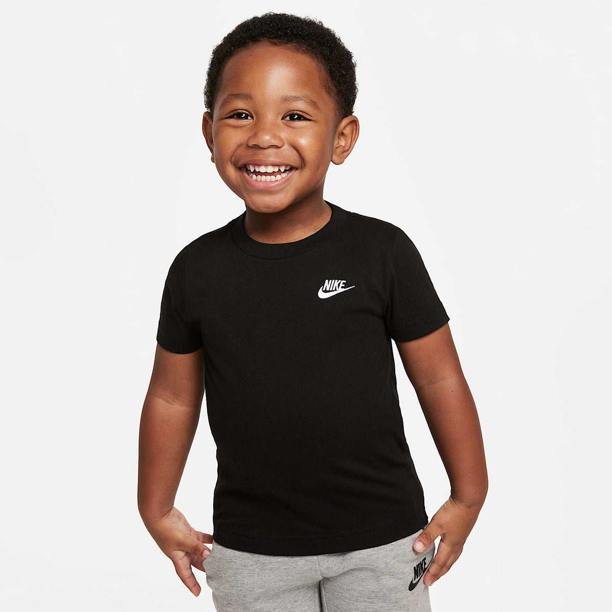 Playera Futura bordada para infantil Nike Sportswear – Negro – vista 1