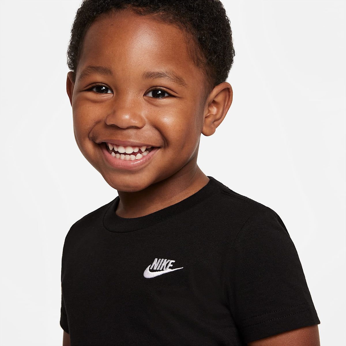 Playera Futura bordada para infantil Nike Sportswear – Negro – vista 3