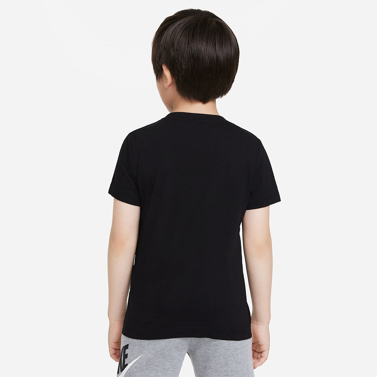 Playera bordada Futura para niños talla pequeña Nike Sportswear – Negro – vista 2