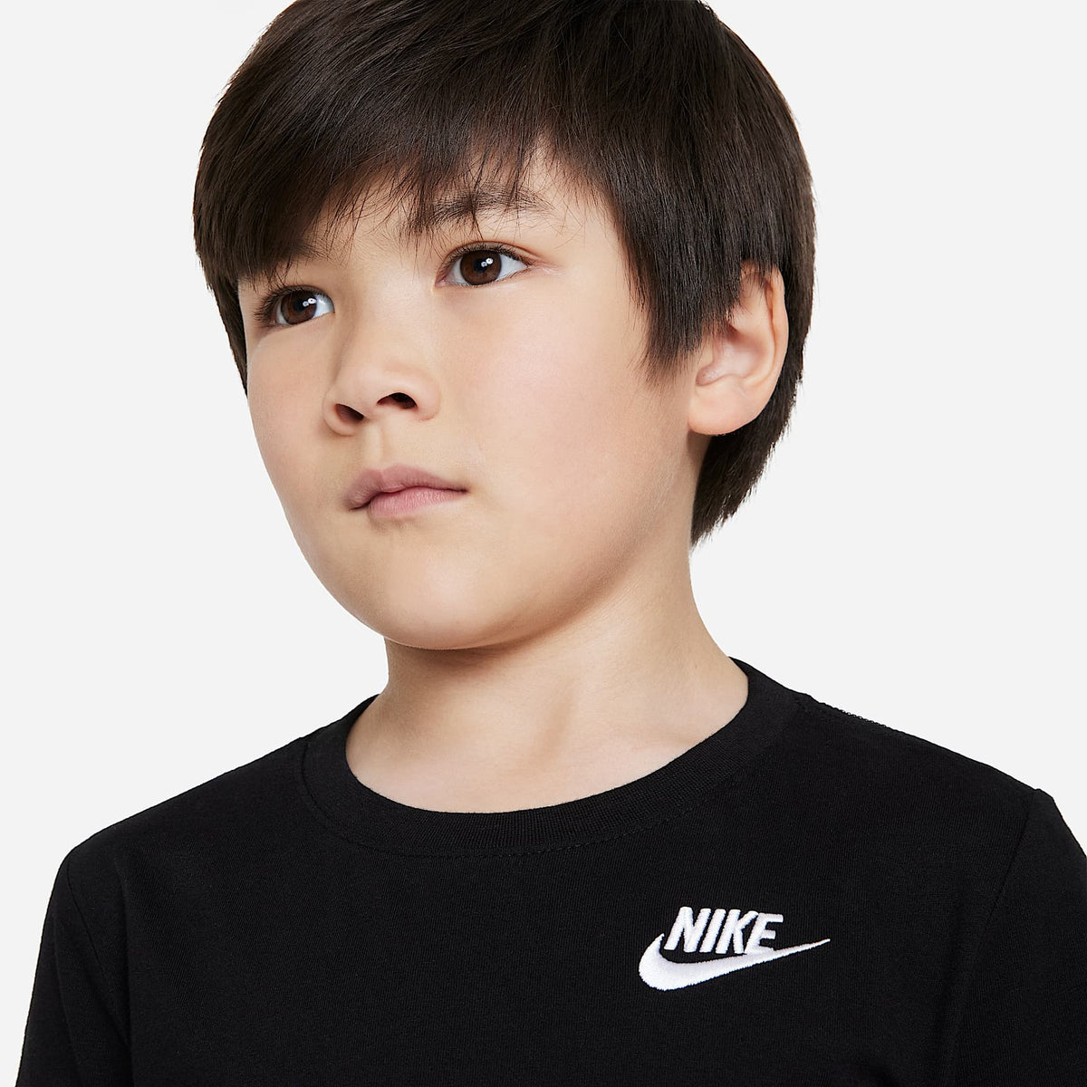 Playera bordada Futura para niños talla pequeña Nike Sportswear – Negro – vista 3