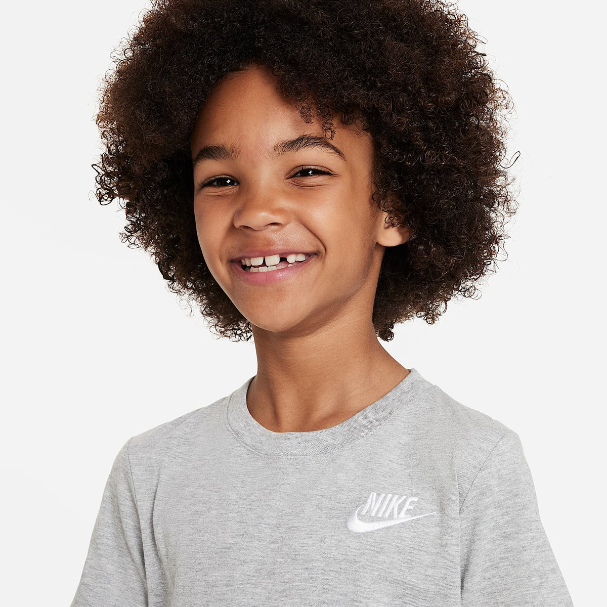 Playera bordada Futura para niños talla pequeña Nike Sportswear – Gris oscuro jaspeado – vista 3