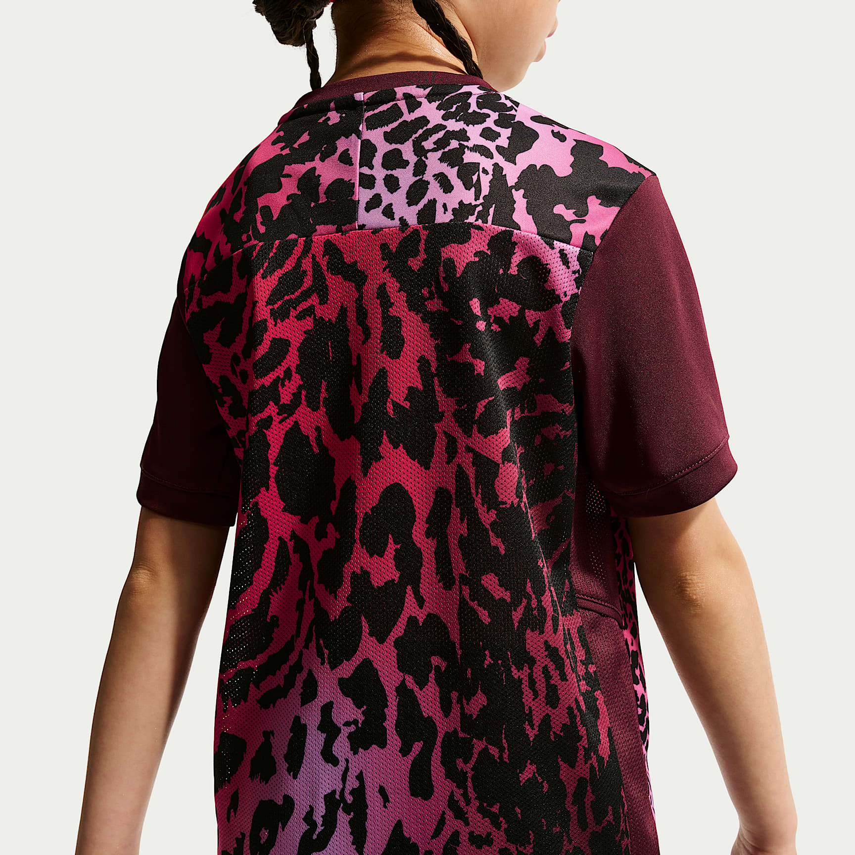 Playera de fútbol de manga corta Dri-FIT Nike United Academy para niña talla grande – Burdeos enérgico/Burdeos enérgico/Platino puro – vista 2