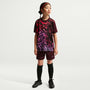 Playera de fútbol de manga corta Dri-FIT Nike United Academy para niña talla grande – Burdeos enérgico/Burdeos enérgico/Platino puro – vista 4