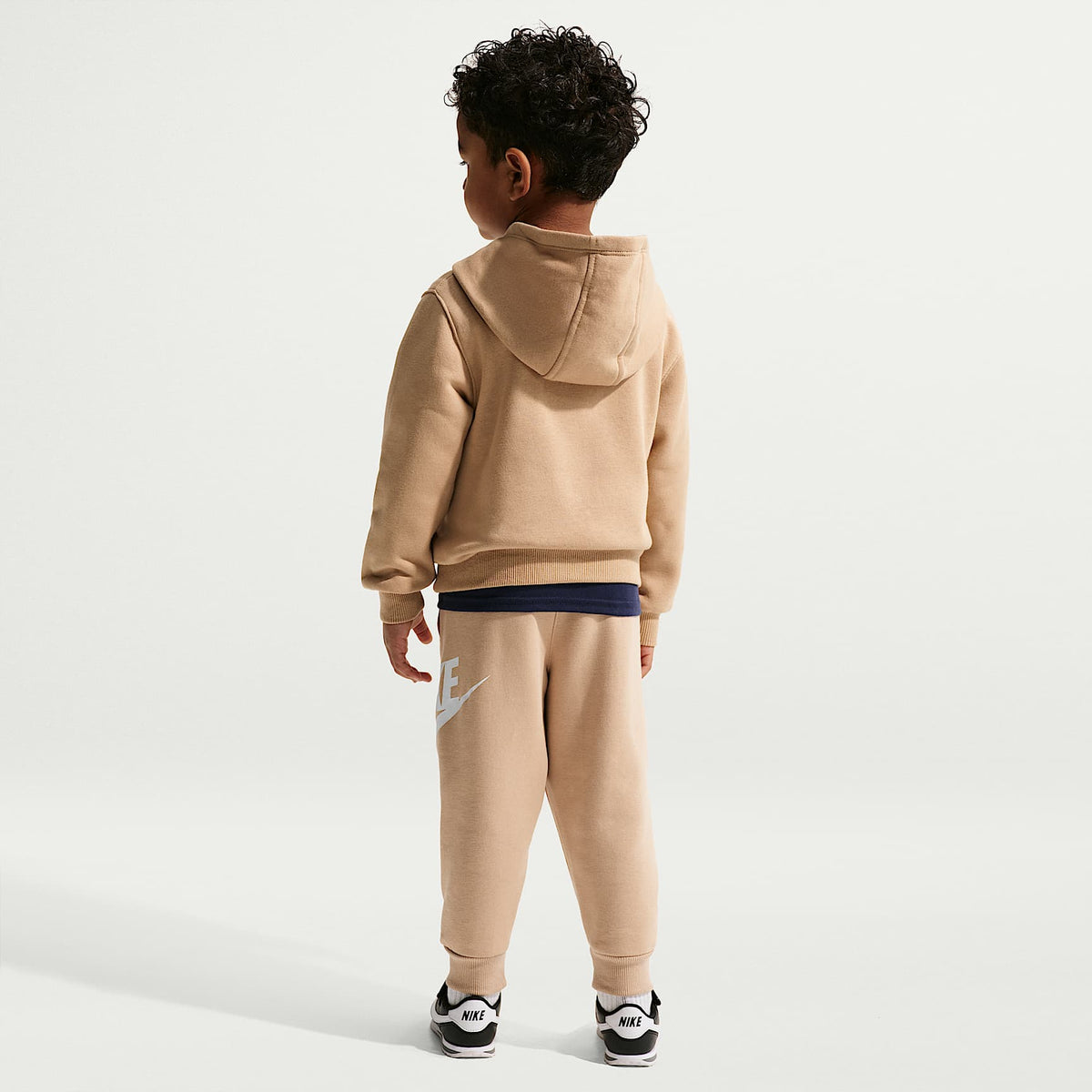 Joggers infantil Nike Sportswear Club Fleece – Marrón – vista 5