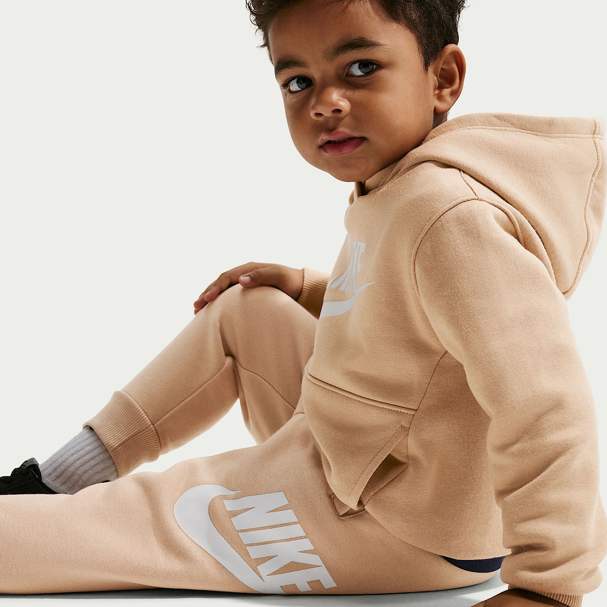 Joggers infantil Nike Sportswear Club Fleece – Marrón – vista 4