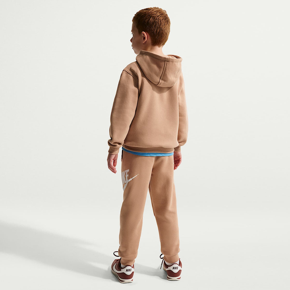 Sudadera con gorro para niños talla pequeña Nike Sportswear Club Fleece Pullover – Marrón – vista 5