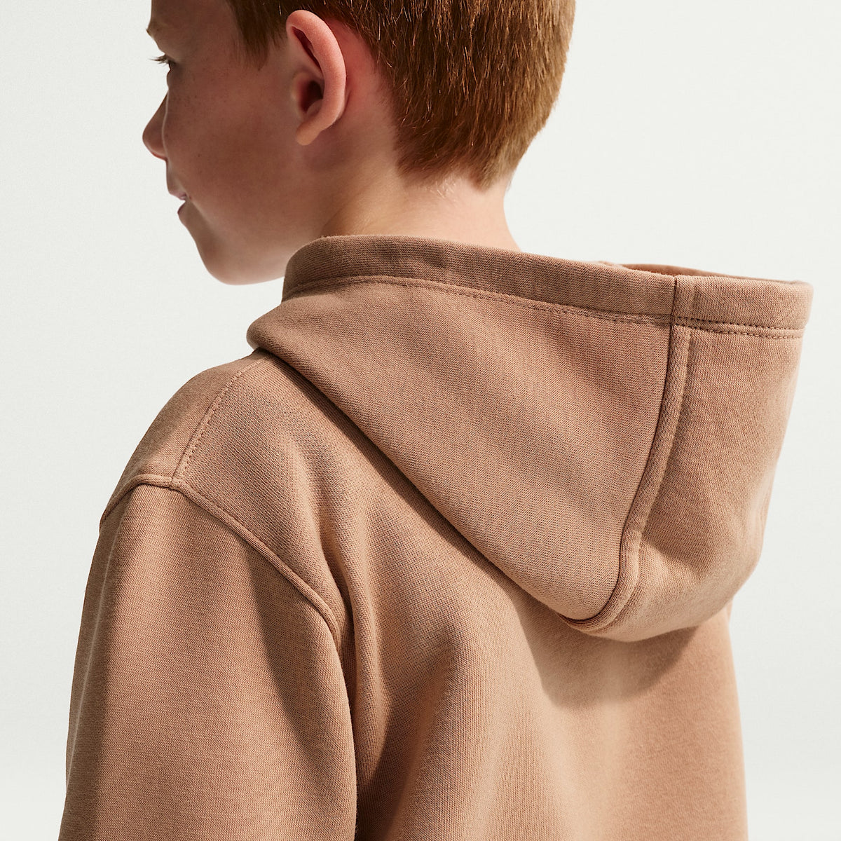 Sudadera con gorro para niños talla pequeña Nike Sportswear Club Fleece Pullover – Marrón – vista 2