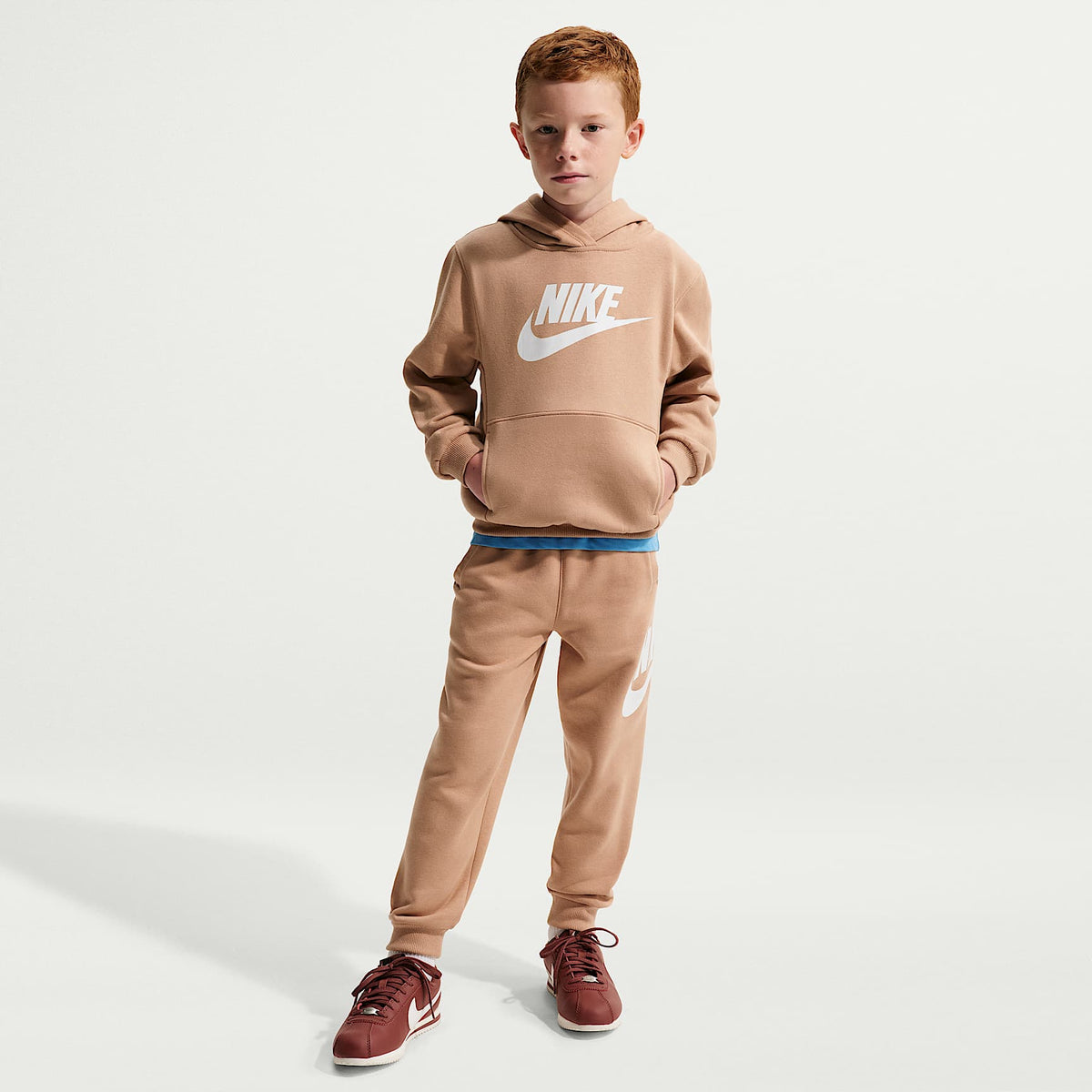 Sudadera con gorro para niños talla pequeña Nike Sportswear Club Fleece Pullover – Marrón – vista 4