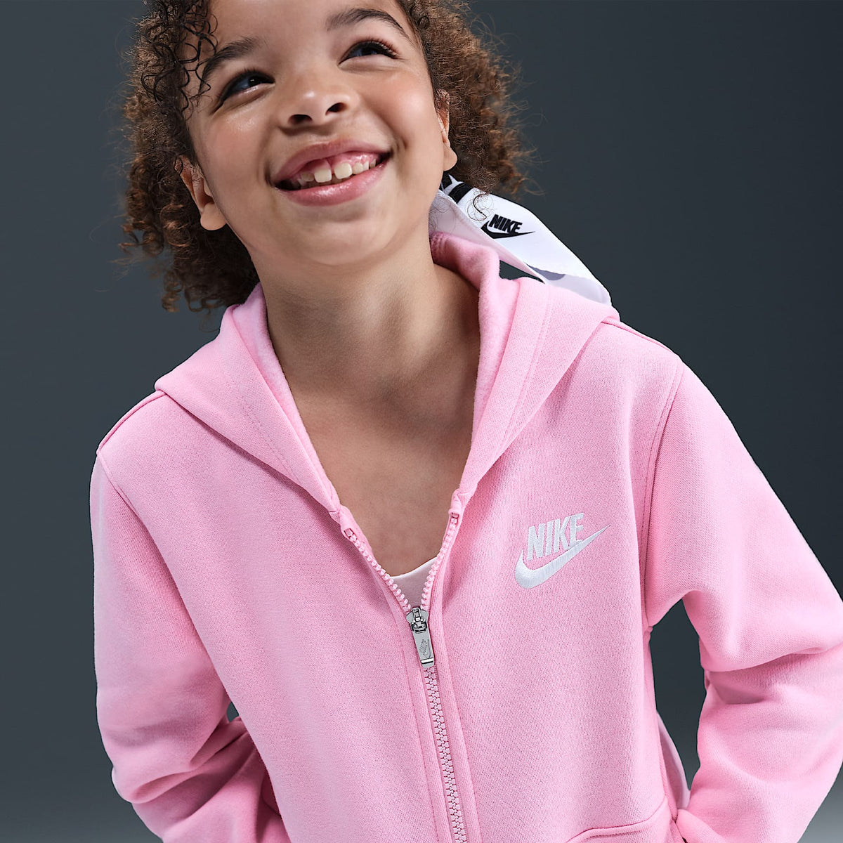 Sudadera con gorro y cierre completo de tejido Fleece para niños pequeños Nike Sportswear Club – Rosa suave medio – vista 3