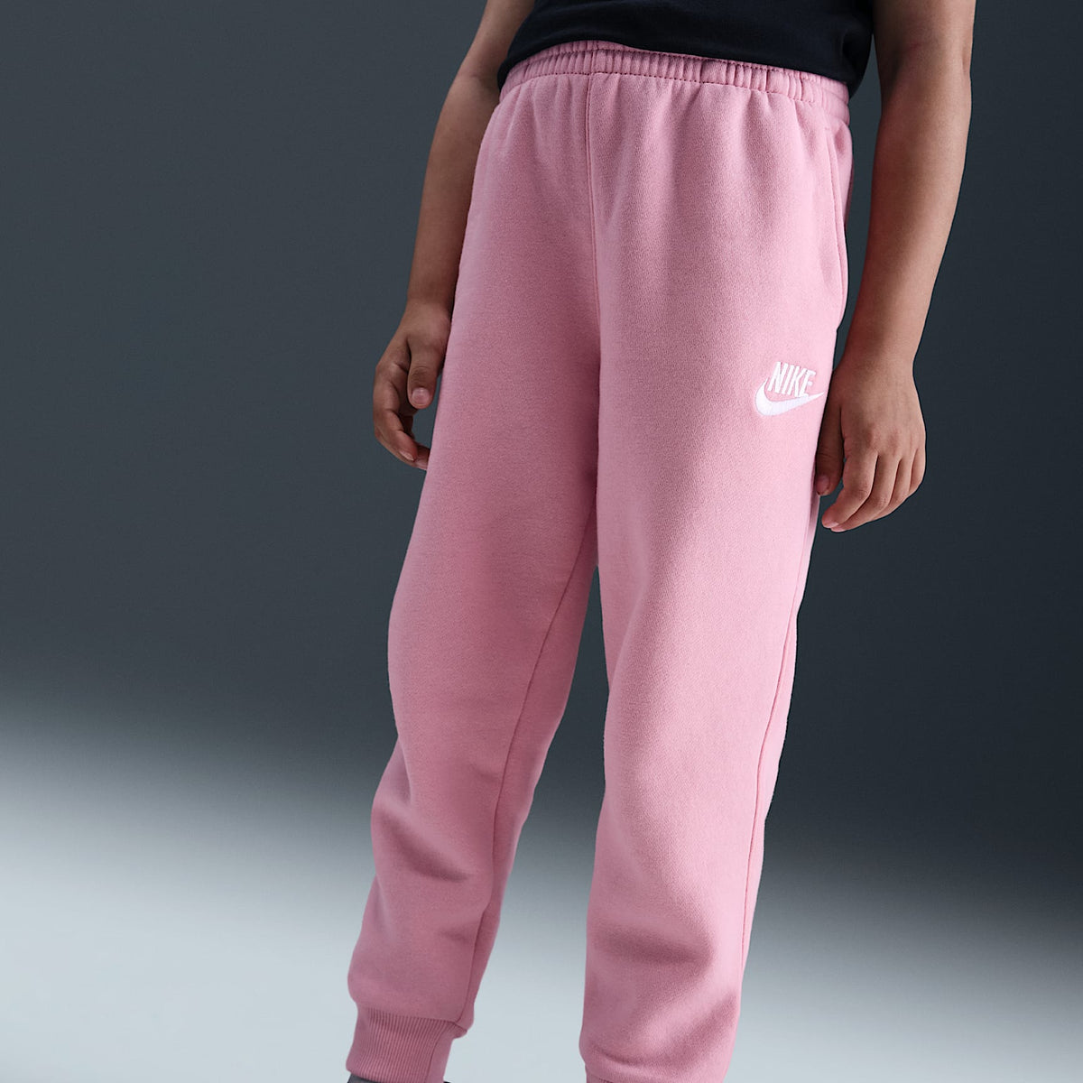 Joggers de tejido Fleece para niños talla pequeña Nike Sportswear Club – Rosa suave medio – vista 2