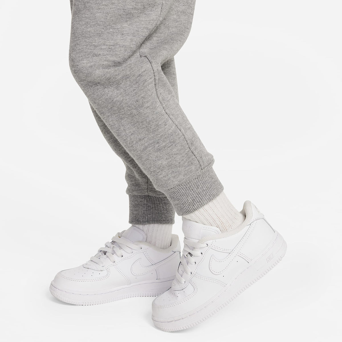 Joggers para niños talla pequeña Nike Sportswear Club Fleece – Gris oscuro jaspeado – vista 4