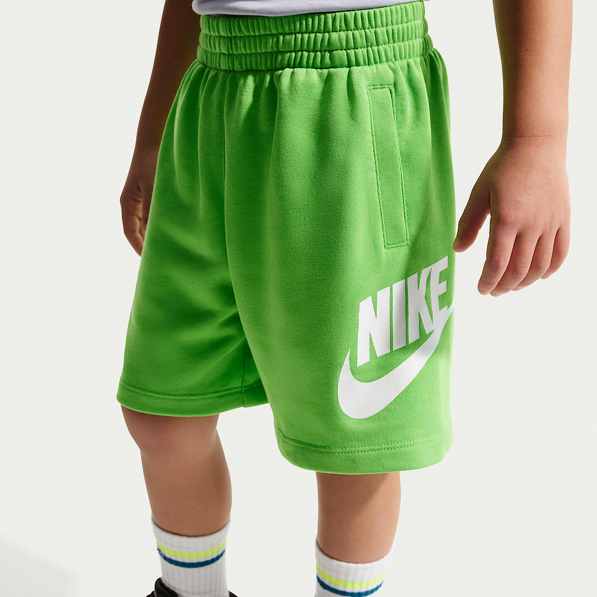 Shorts para niños talla pequeña Nike Sportswear Club French Terry – Verde – vista 2