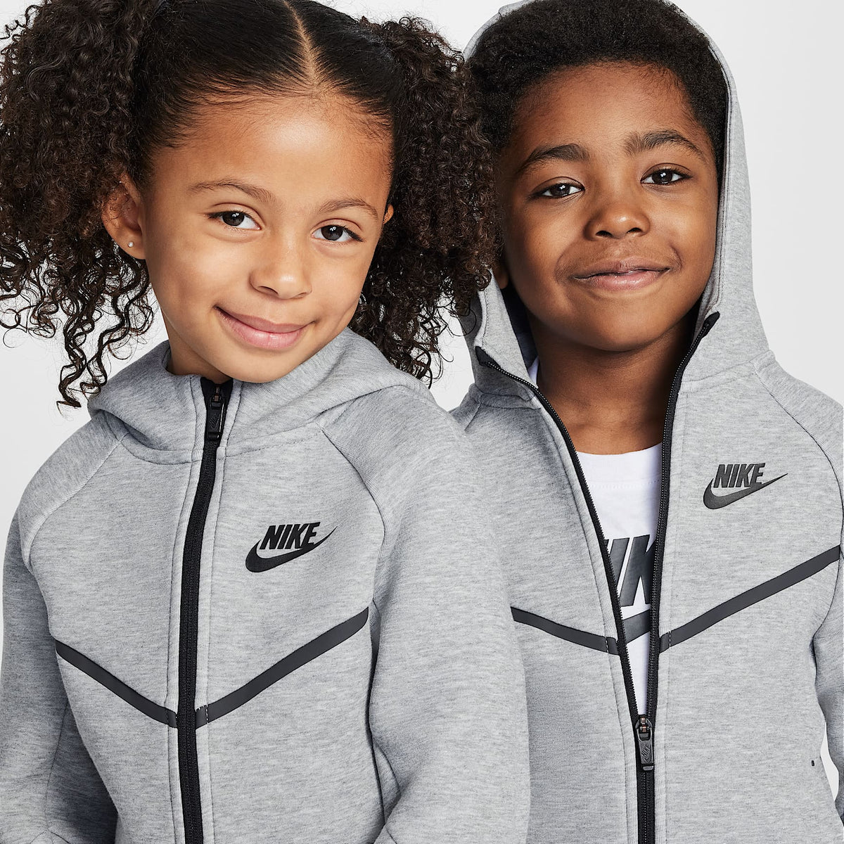 Conjunto de 2 piezas de sudadera de cierre completo Tech Fleece para niños talla pequeña Nike Sportswear – Gris oscuro jaspeado – vista 4