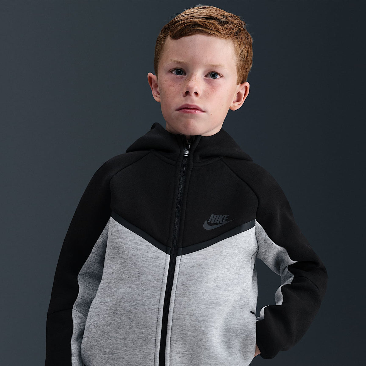 Conjunto de 2 piezas de sudadera de cierre completo Tech Fleece para niños talla pequeña Nike Sportswear – Negro – vista 2