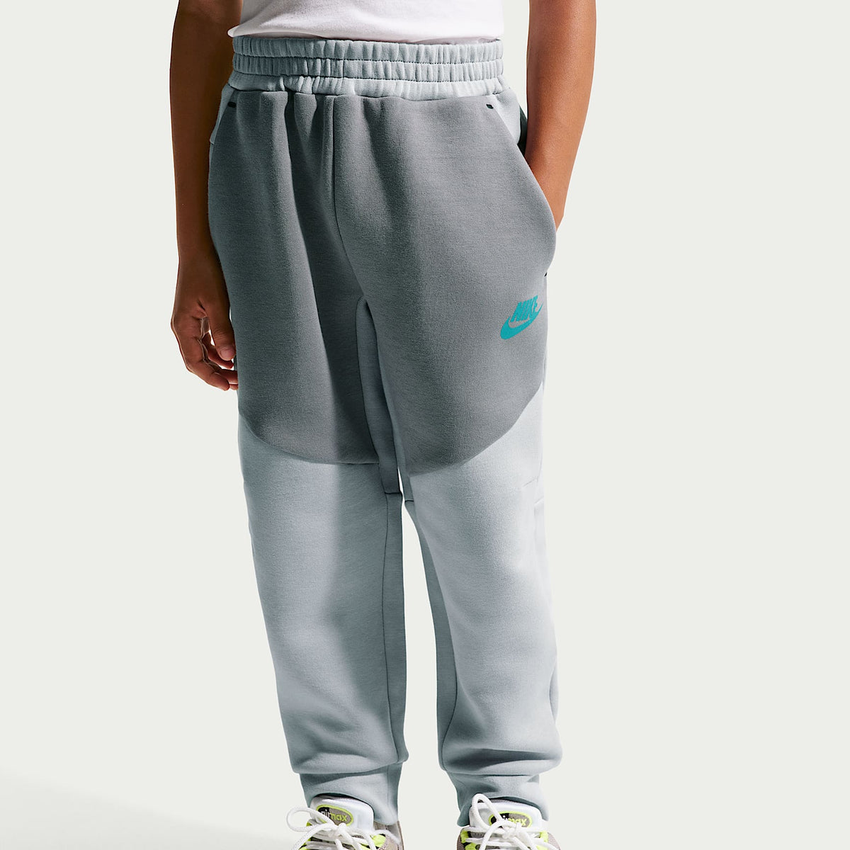 Conjunto de 2 piezas de sudadera de cierre completo Tech Fleece para niños talla pequeña Nike Sportswear – Gris lobo – vista 4