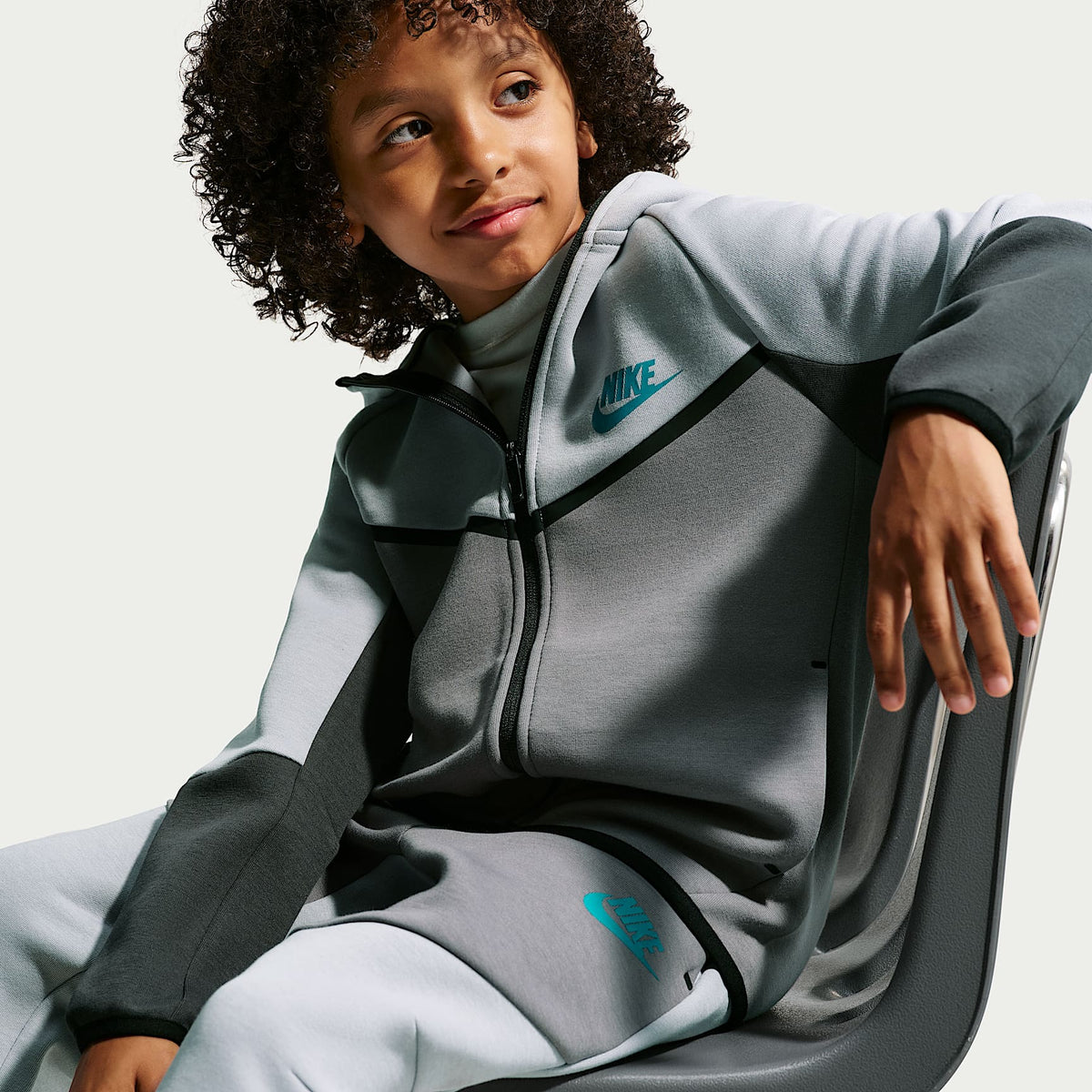 Conjunto de 2 piezas de sudadera de cierre completo Tech Fleece para niños talla pequeña Nike Sportswear – Gris lobo – vista 6