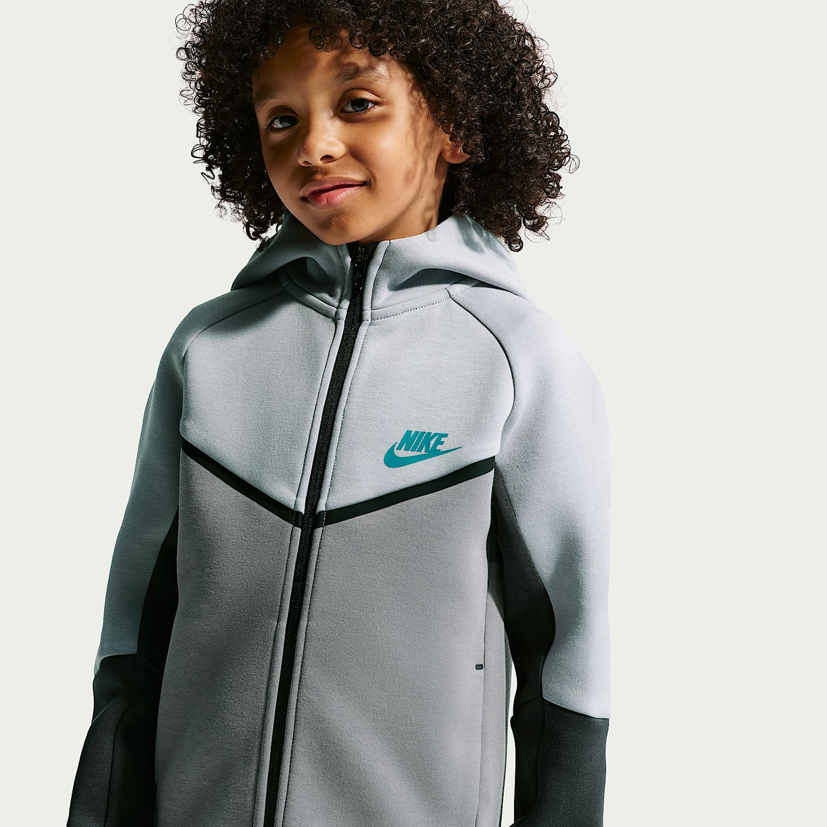 Conjunto de 2 piezas de sudadera de cierre completo Tech Fleece para niños talla pequeña Nike Sportswear – Gris lobo – vista 2