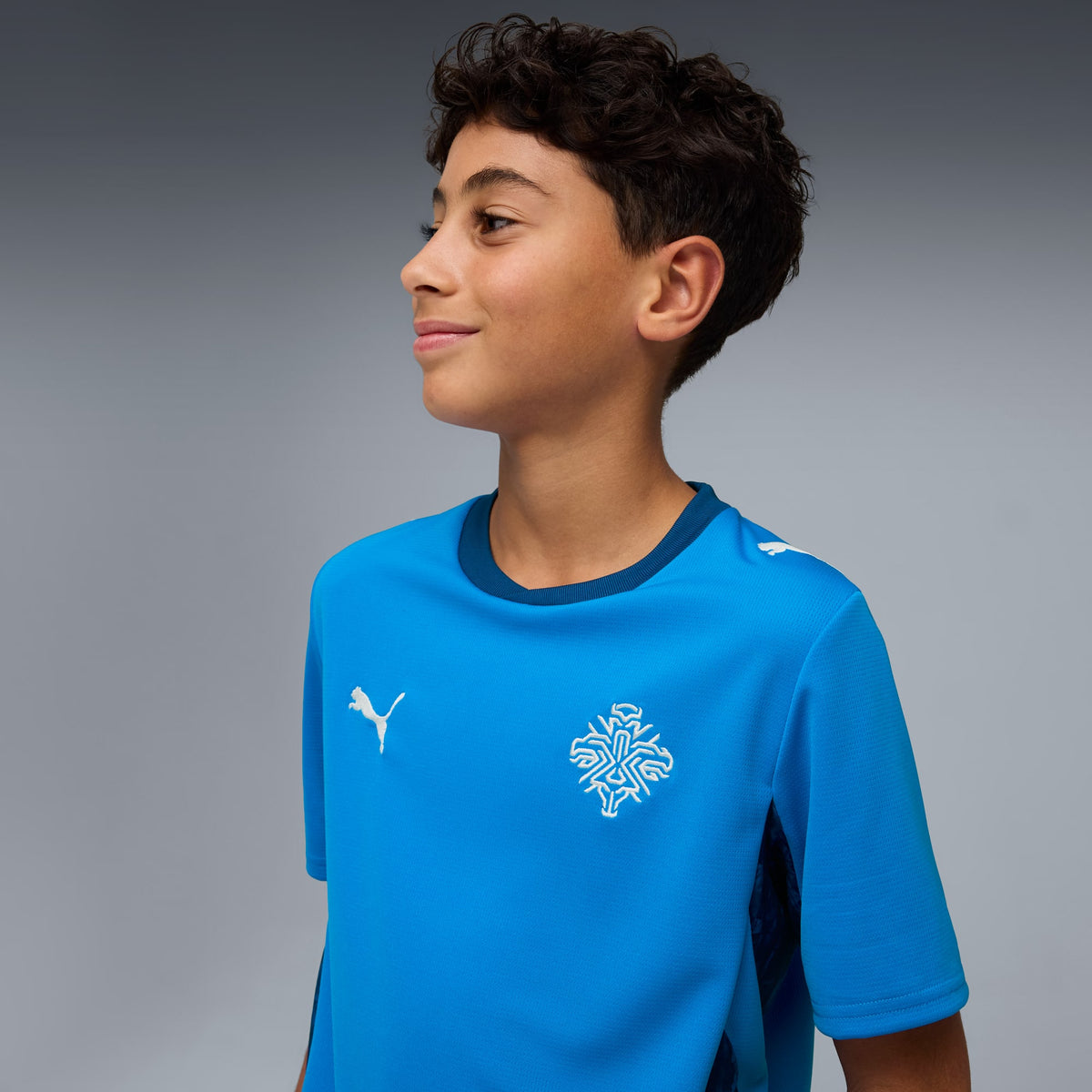 Playera de fútbol juvenil Islandia local – Electro Royal-PUMA White – vista 2