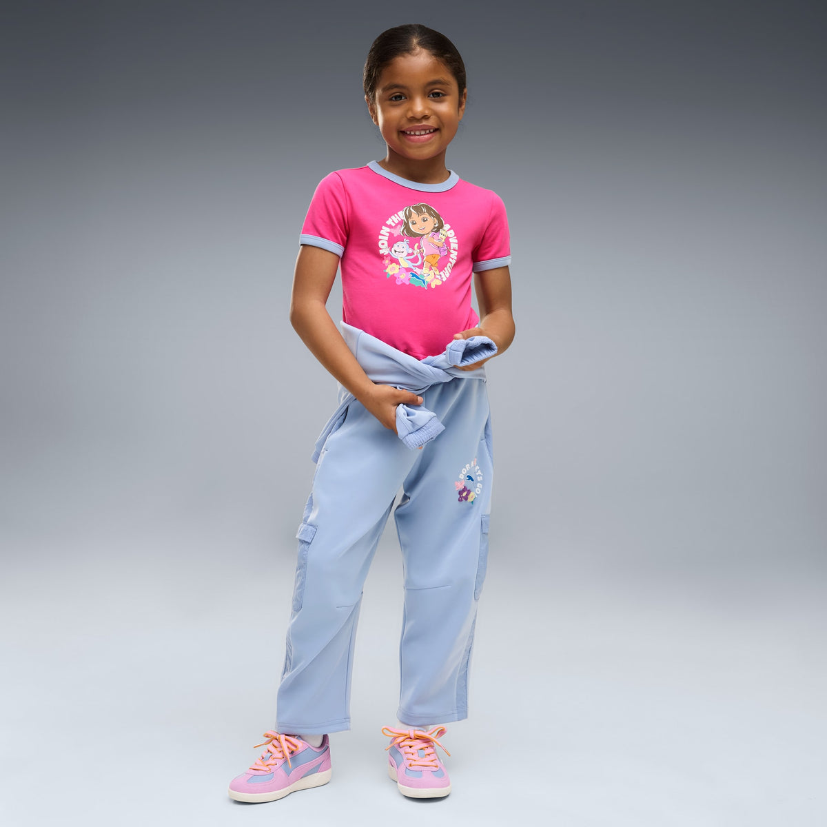 Playera infantil semi-ajustada de cuello en color PUMA x DORA THE EXPLORER – Pink Opal – vista 3