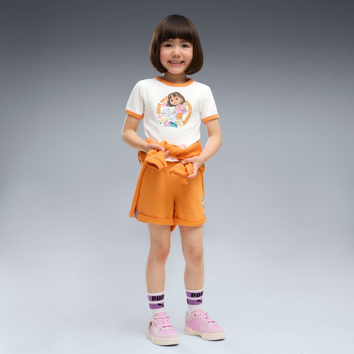 Playera infantil semi-ajustada de cuello en color PUMA x DORA THE EXPLORER – PUMA WHITE – vista 3