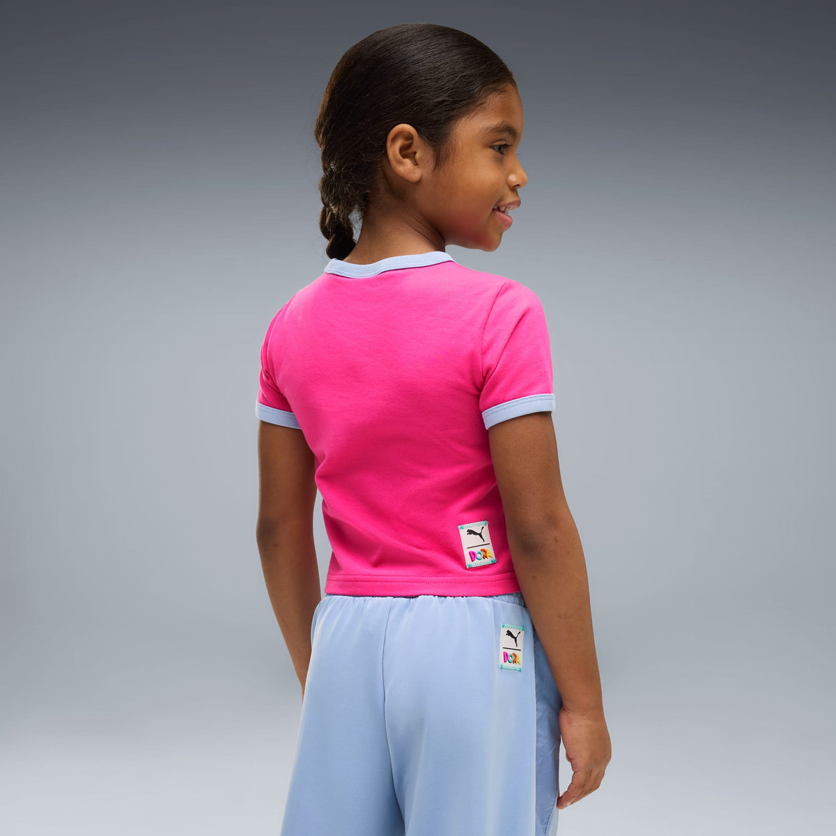 Playera infantil semi-ajustada de cuello en color PUMA x DORA THE EXPLORER – Pink Opal – vista 2