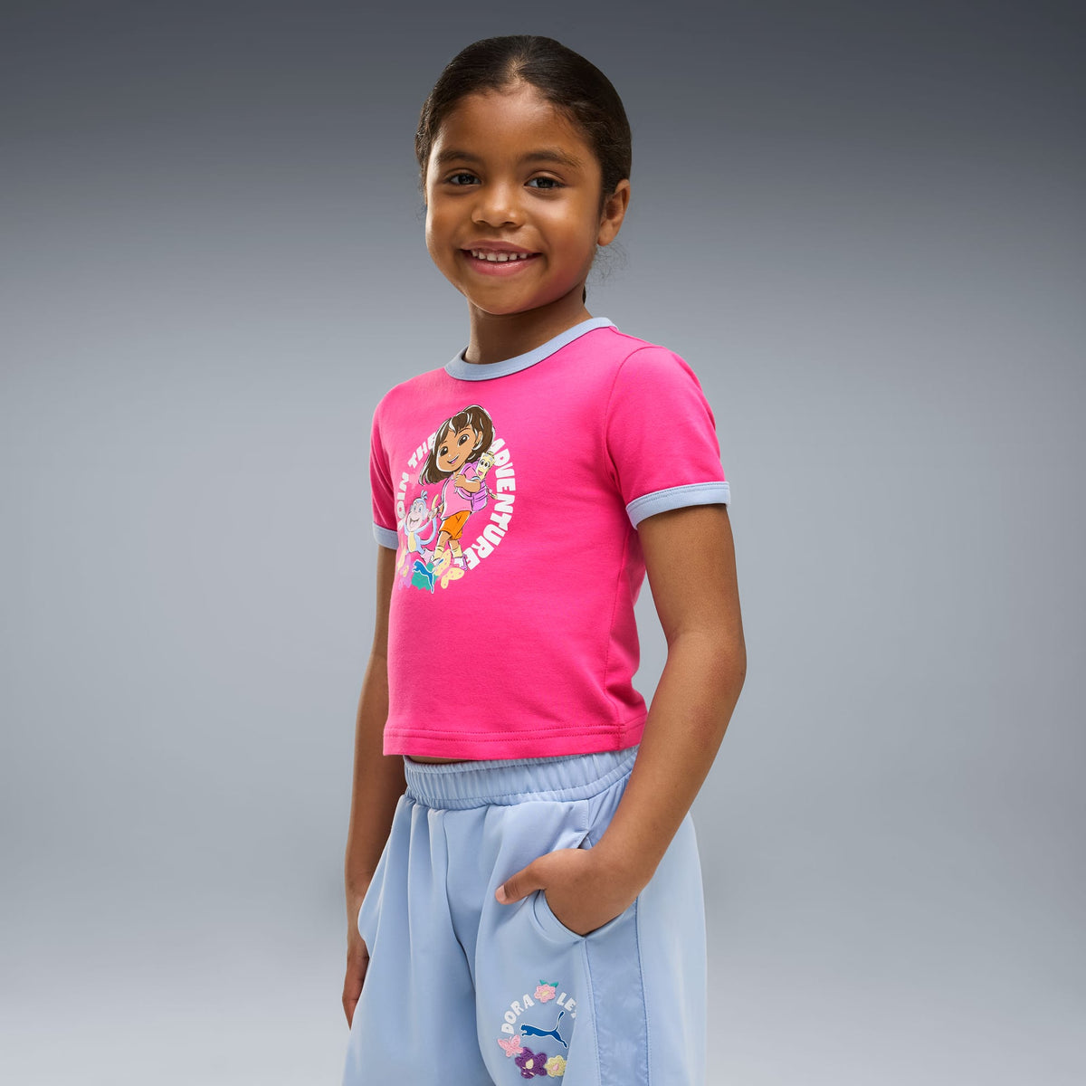 Playera infantil semi-ajustada de cuello en color PUMA x DORA THE EXPLORER – Pink Opal – vista 1