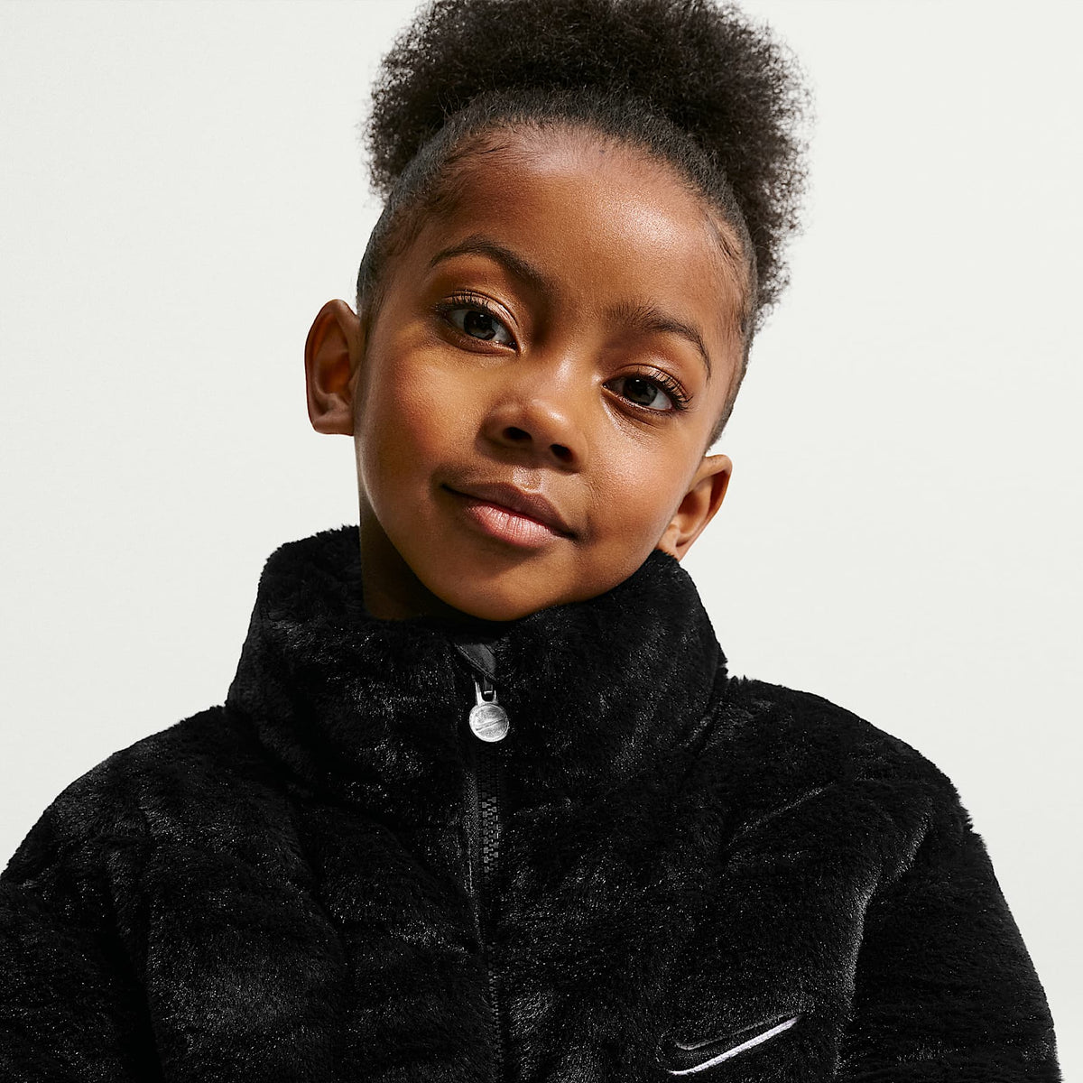 Chamarra acolchada de piel sintética para niños talla pequeña Nike – Negro – vista 3