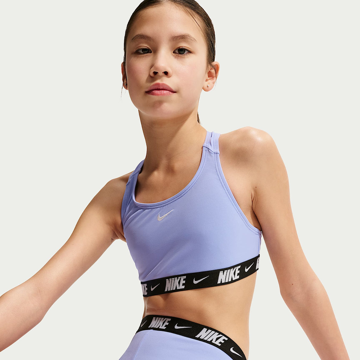 Conjunto de shorts y bikini de espalda deportiva para niña talla grande Nike Swim – Cardo claro – vista 4