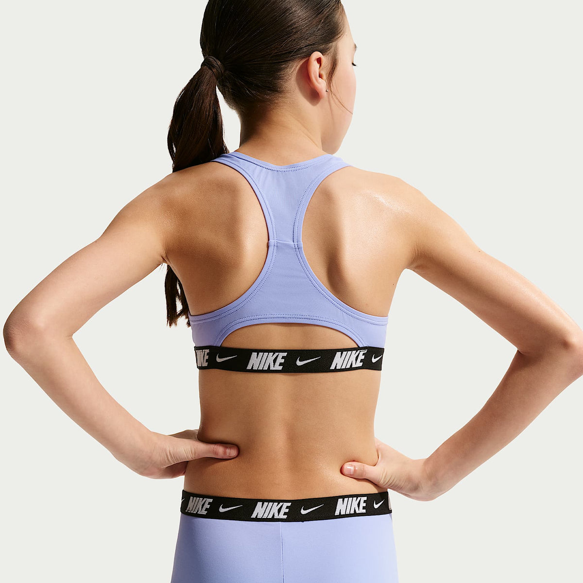 Conjunto de shorts y bikini de espalda deportiva para niña talla grande Nike Swim – Cardo claro – vista 3