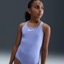 Traje de baño de una pieza con espalda deportiva para niña talla grande Nike Swim Effortless Essential – Cardo claro/Blanco – vista 2