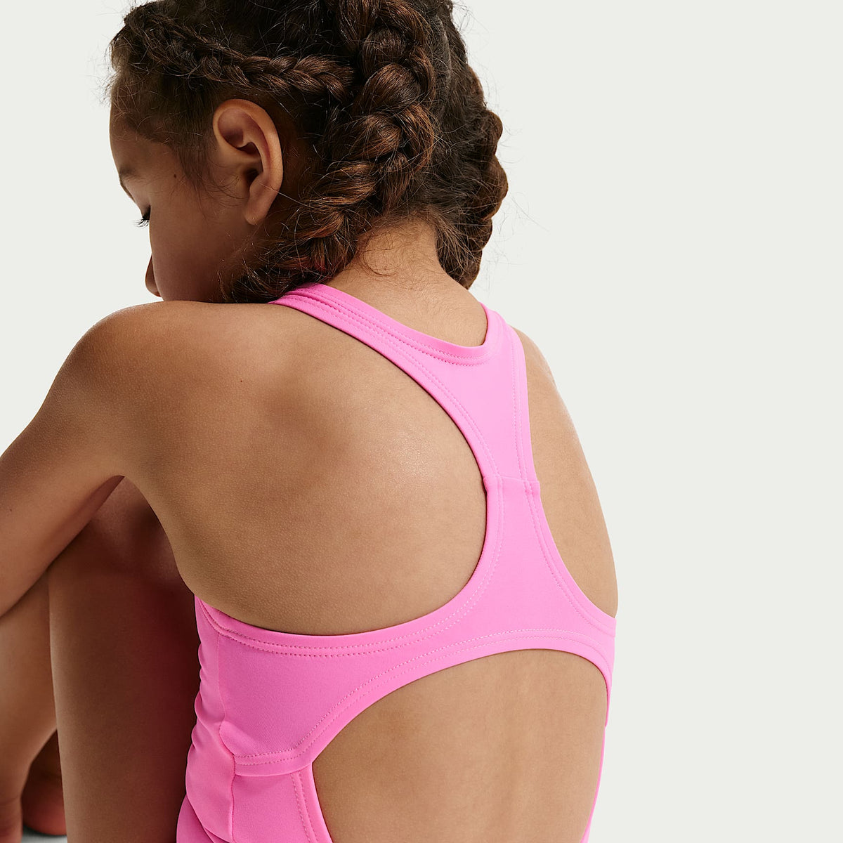 Traje de baño de una pieza con espalda deportiva para niña talla pequeña Nike Swim – Rosa resplandor – vista 3