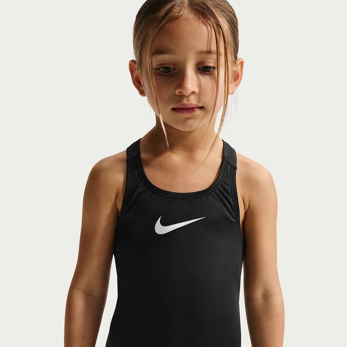Traje de baño de una pieza con espalda deportiva para niña talla pequeña Nike Swim – Negro/Blanco – vista 2