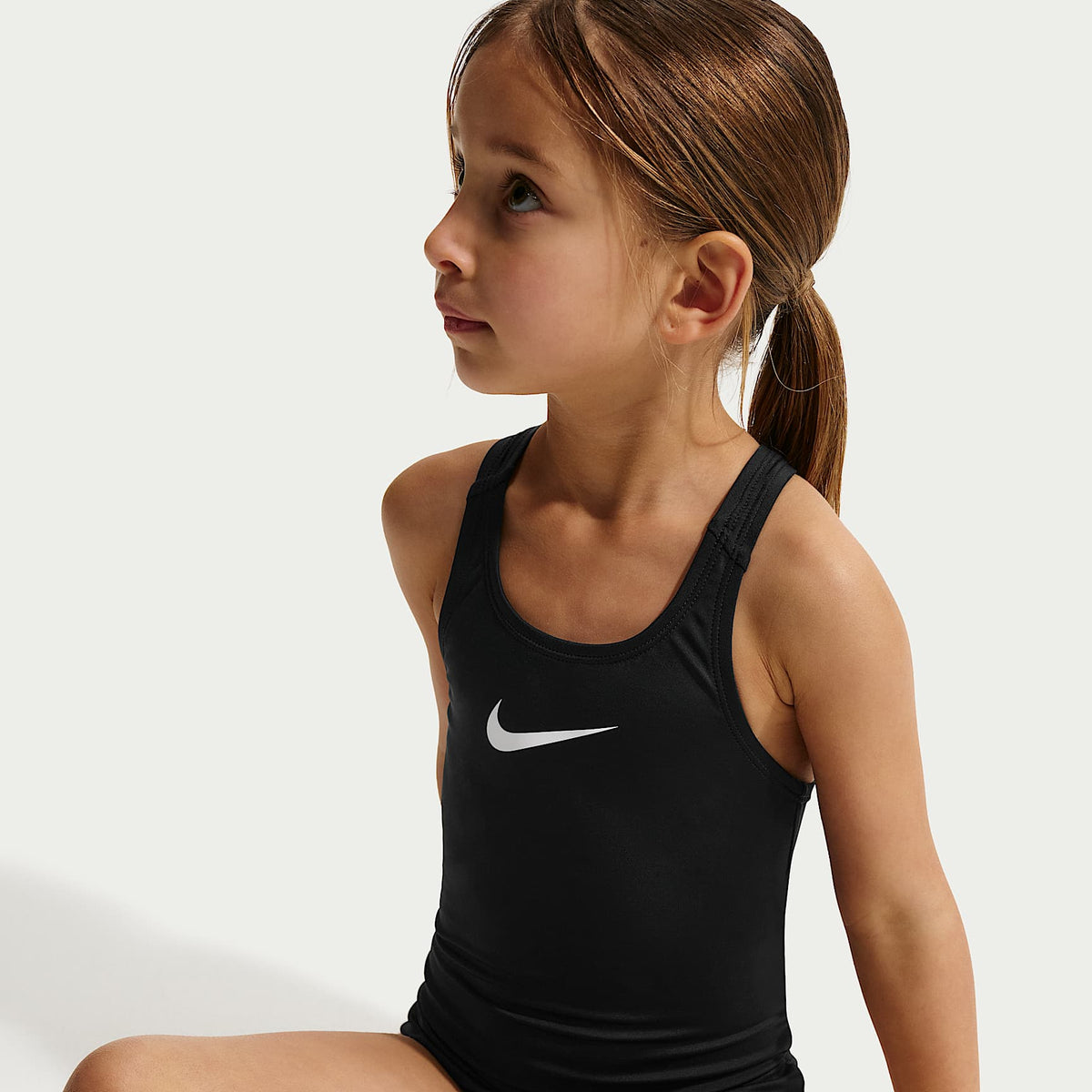 Traje de baño de una pieza con espalda deportiva para niña talla pequeña Nike Swim – Negro/Blanco – vista 4