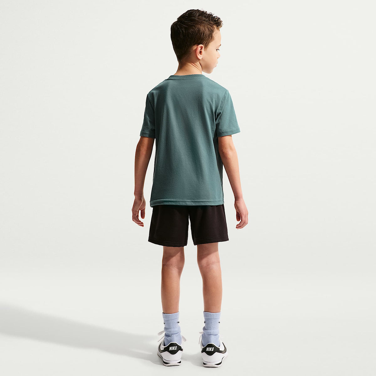 Playera para niños talla pequeña Nike "Rest And Recovery" – Pizarra mineral – vista 5