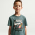 Playera para niños talla pequeña Nike "Rest And Recovery" – Pizarra mineral – vista 1