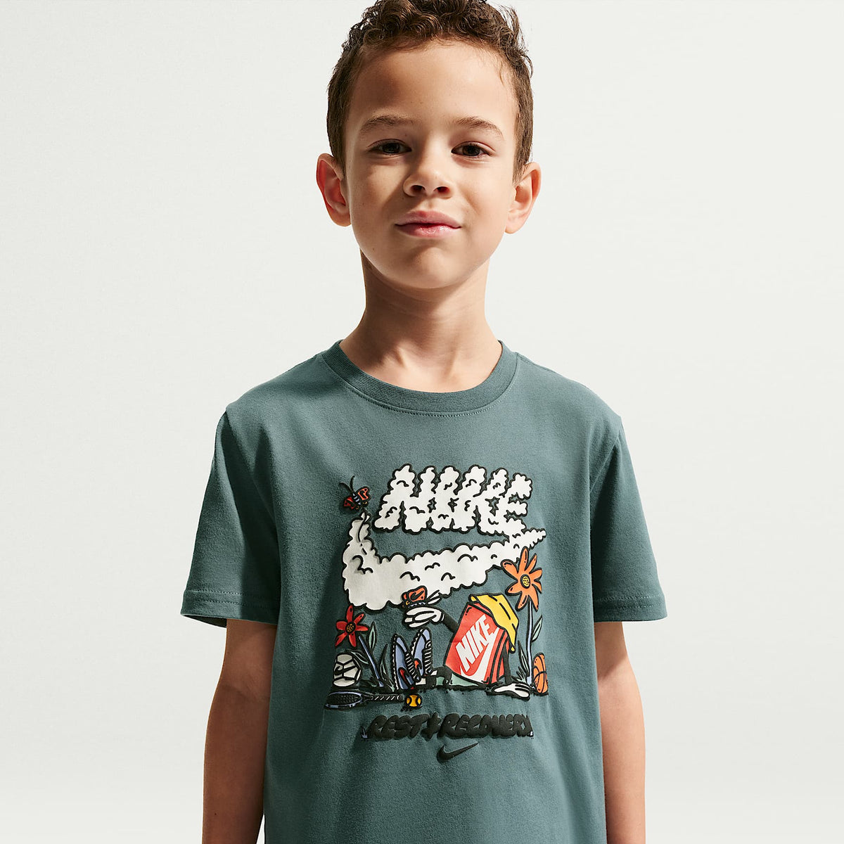 Playera para niños talla pequeña Nike "Rest And Recovery" – Pizarra mineral – vista 1