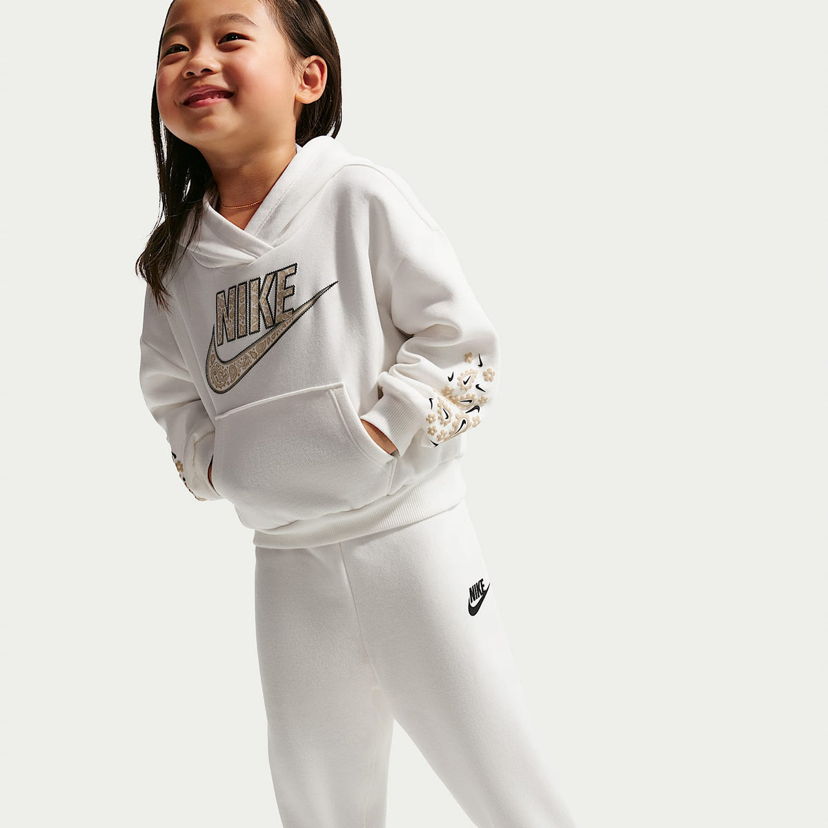 Conjunto infantil de pantalones de entrenamiento y sudadera con gorro Nike Retro Remix – Vela – vista 3