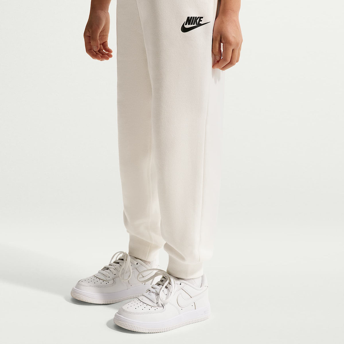 Conjunto de sudadera con gorro y pantalones de entrenamiento para niños talla pequeña Nike Retro Remix – Vela – vista 4