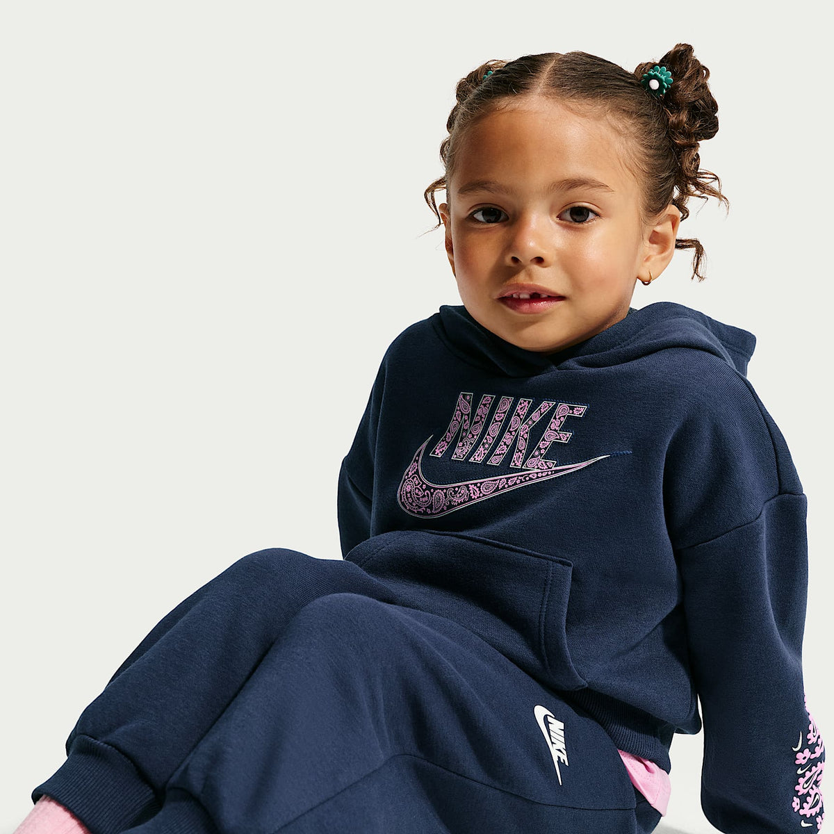 Conjunto infantil de pantalones de entrenamiento y sudadera con gorro Nike Retro Remix – Azul marino medianoche – vista 6