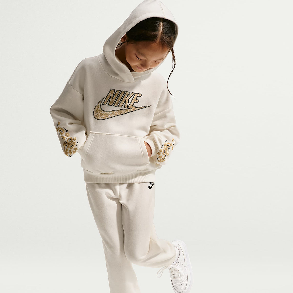 Conjunto de sudadera con gorro y pantalones de entrenamiento para niños talla pequeña Nike Retro Remix – Vela – vista 6