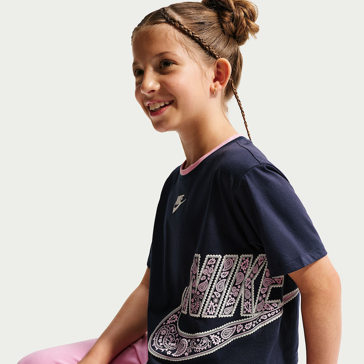 Playera para niños talla pequeña Nike Retro Remix – Azul marino medianoche – vista 3