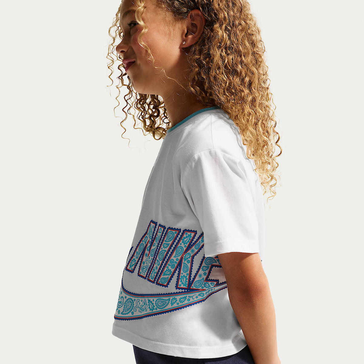 Playera para niños talla pequeña Nike Retro Remix – Blanco – vista 3