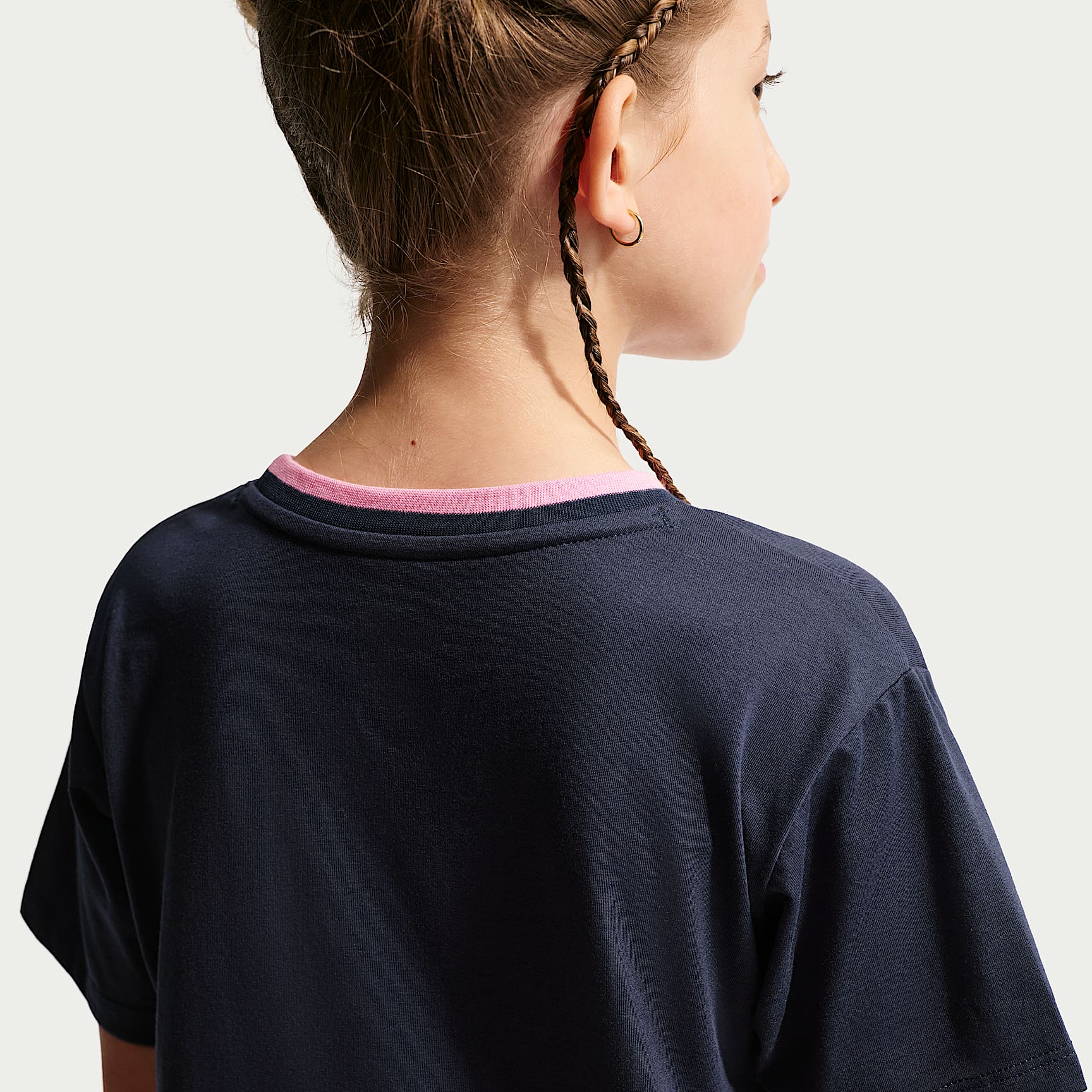 Playera para niños talla pequeña Nike Retro Remix – Azul marino medianoche – vista 2