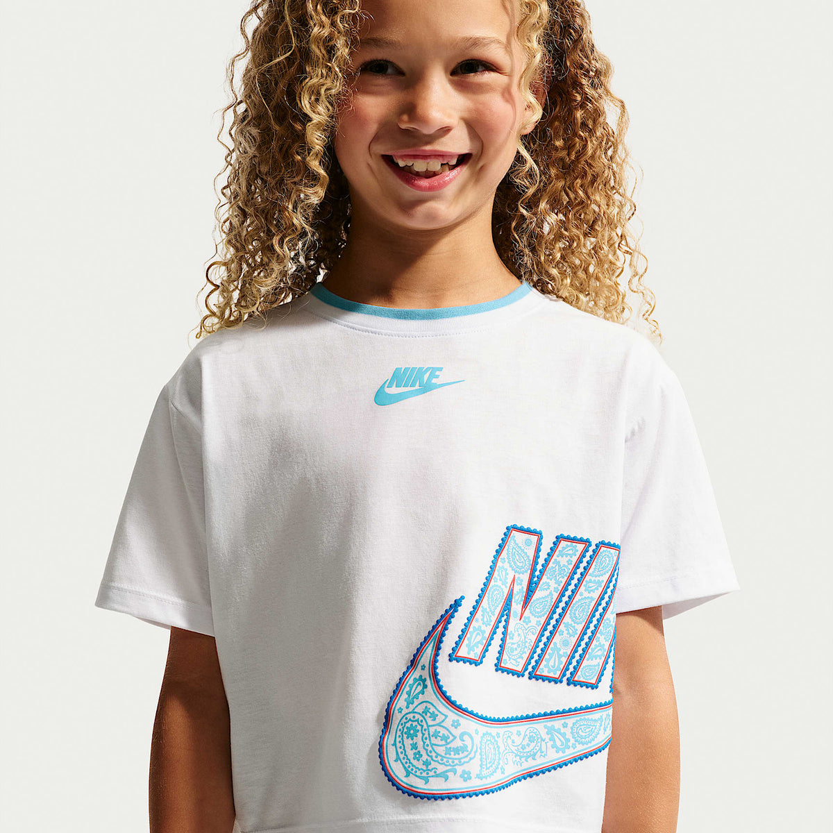 Playera para niños talla pequeña Nike Retro Remix – Blanco – vista 1